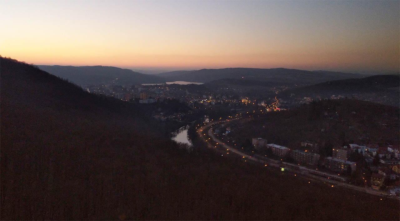 Za všechny jeden pohled na <a href="/Tema/Brněnská přehrada">Brněnskou přehradu</a>, jejíž hladina se nad městem krásně leskne v zapadajícím slunci.