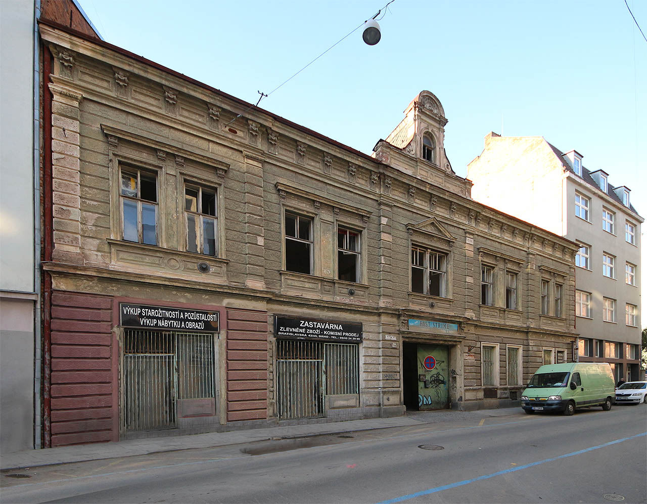 Bratislavská 43 a 45. Novoklasicistní dům z 419. století se nám všem líbil odnepaměti. Netušili jsme ovšem, že v jeho dvoře se ukrývá ještě větší klenot - továrna z režného zdiva. Oba však musejí ustoupit moderním vysokým domům.