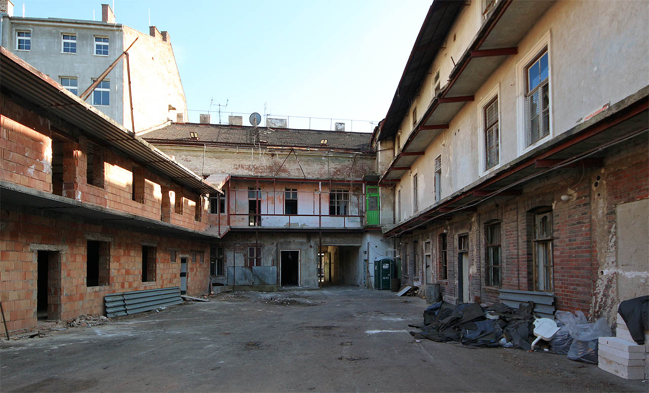 Za domem se ukrývá dvůr nepravidelného půdorysu, částčně obehnán pavlačemi.