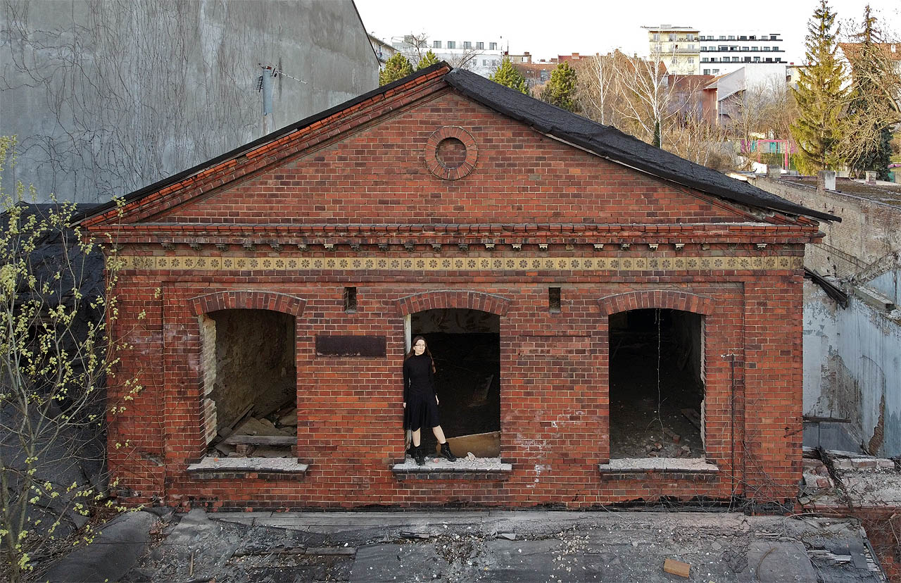 Architektura takřka nádražní. Možná tu nějaký brněnský Brett McBain kdysi koupil pozemky v předtuše stavby nádraží Brno-Cejl na <a href="/Tema/Stará Tišnovka">Staré Tišnovce</a>. Ta ale nakonec vedla jinudy a nádražní budova zůstala navždy skryta očím zvědavců ve spleti cejlských dvorků. A nebo to bylo jinak?