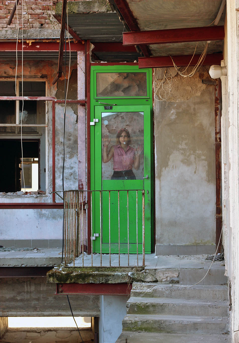 A to už na nás čeká odvážní školačka, aby nás provedla budovami vůkol osiřelého dvora.