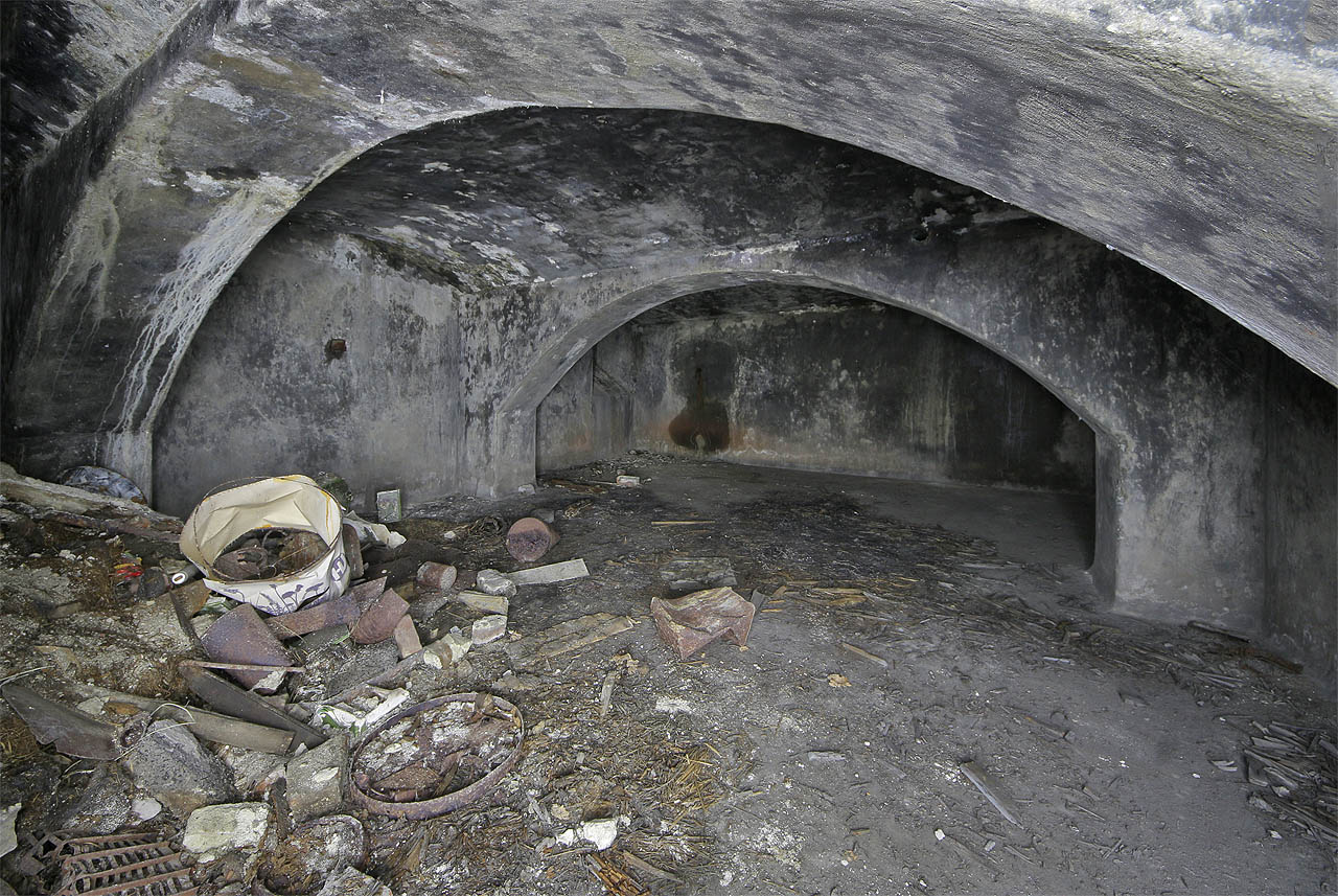 A na závěr rozlehlé, klenuté tovární sklepy. Dnes už po nich také není ani památky.