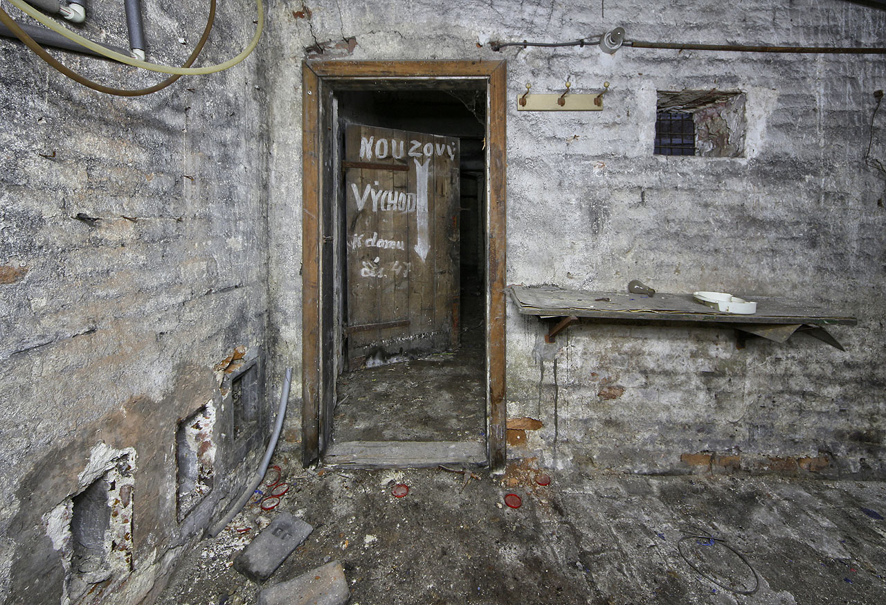 V uličním traktu byl za poslední války vybudován protiletecký kryt.