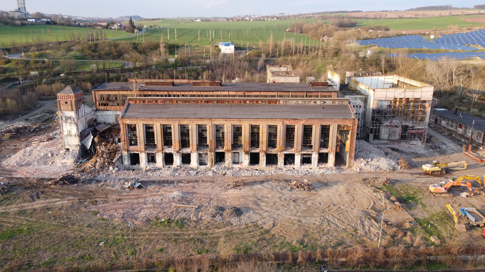 Strohý a funkční design oslavanské elektrárny vycházel mj. z toho, že hlavní hala byla v průběhu let několikrát prodlužována a rozšiřována s tím, jak rostla poptávka po elektřině v Brně a okolí.