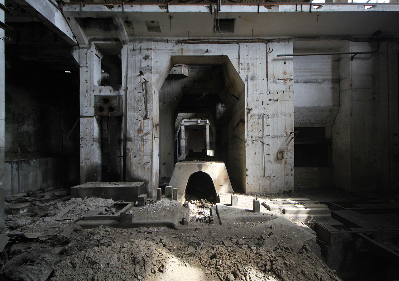 Tady to ale zřejmě byla turbína nebo generátor - v řadě tza sebou seřazené základy jasně svědčí o tom, že zdejší stroje byly propojeny hřídelí.