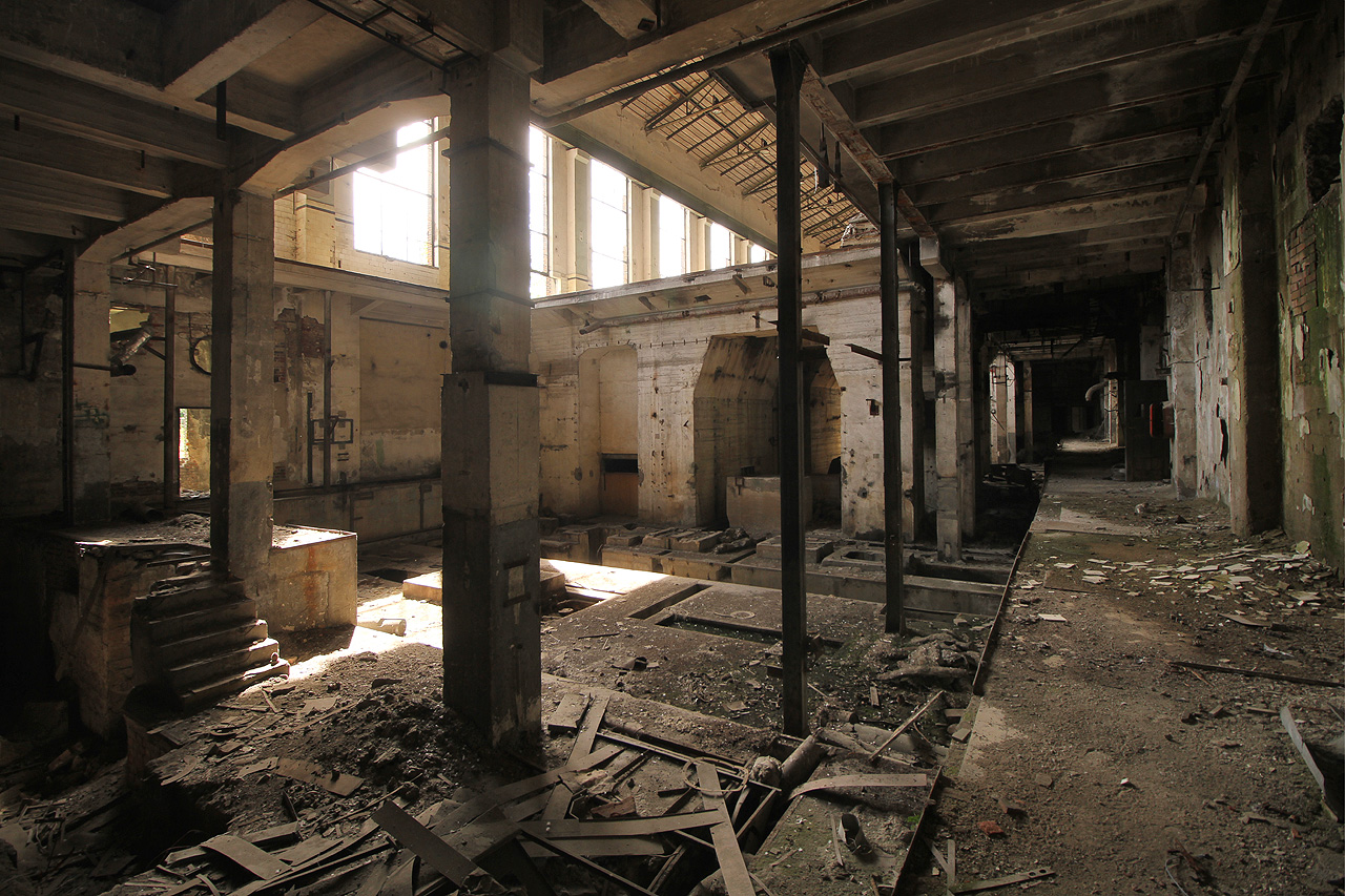 Jednou budou možná naši potomci nechápavě žasnout nad tím, jak lehkomyslně jsme vyráběli energii pálením uhlí, dřeva, rašeliny, plynu a vůbec všeho, co hoří a lze to vydrancovat z útrob země. Nechápavě budou kroutit hlavou nad tím, jak hloupě pomalý byl odklon od zjevně neudržitelného způsobu hospodaření s oemzeným množstím energie a hmoty, které na planetě máme. Smutný zánik uhlené elektrárny v Oslavanech a její nahrazení jadernou elektrárnou v Dukovanech však bude dobrou ukázkou tohoto bolestivého procesu.