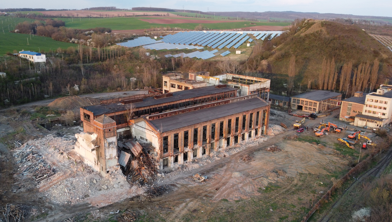 Stavba původně relativně malé přespolní elektrárny nevyřešila problém poddimenzovanosti <a href="/Tema/První brněnská elektrárna">první</a> ani <a href="/Tema/Druhá brněnská elektrárna">druhé</a> brněnské elektrárny a také v Oslavanech byla elektrárna prakticky neustále rozšiřována a její kapacita zvětšována.