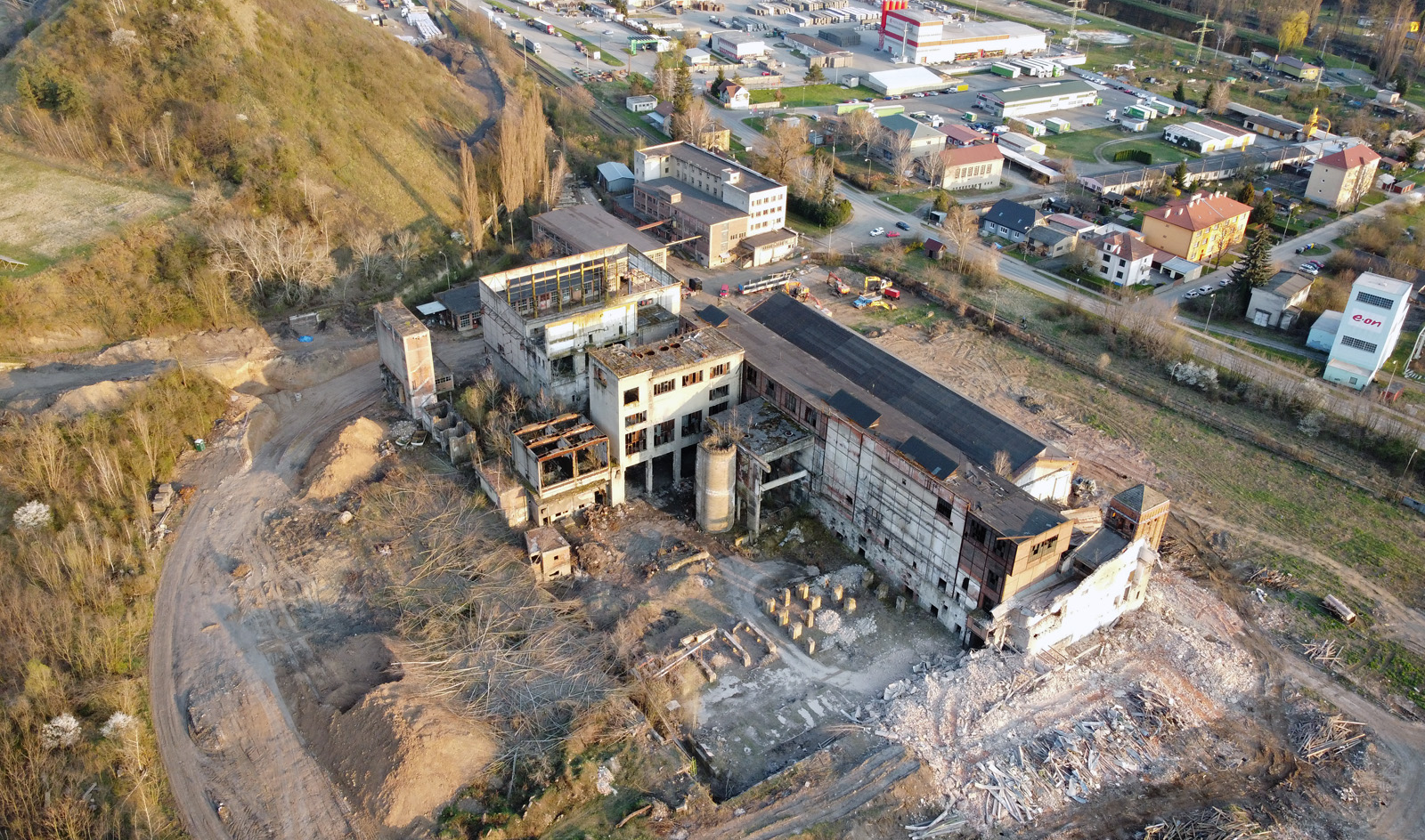 Více elektřiny znamenalo více spáleného uhlí a jeho dovoz po <a href="/Tema/Železniční trať Brno–Jihlava">trati ze Zastávky do brna</a> stále více zatěžoval železnici. A protože dopravovat elektřinu je jednodušší než dopravovat uhlí, padlo rozhodnutí, postavit elektrárnu přímo v Rosicko-Oslavanském důlním revíru.