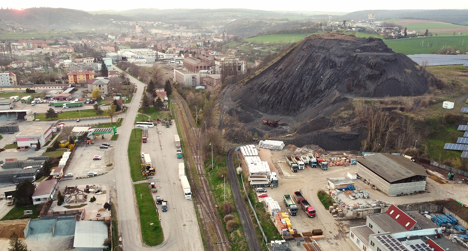 Památkou na osmdesátiletý provoz elektrárny a ještě delší provoz černouhelných dolů je obří halda uhelné hlušiny mezi elektrárnou, nádražím a dolem Kukla.