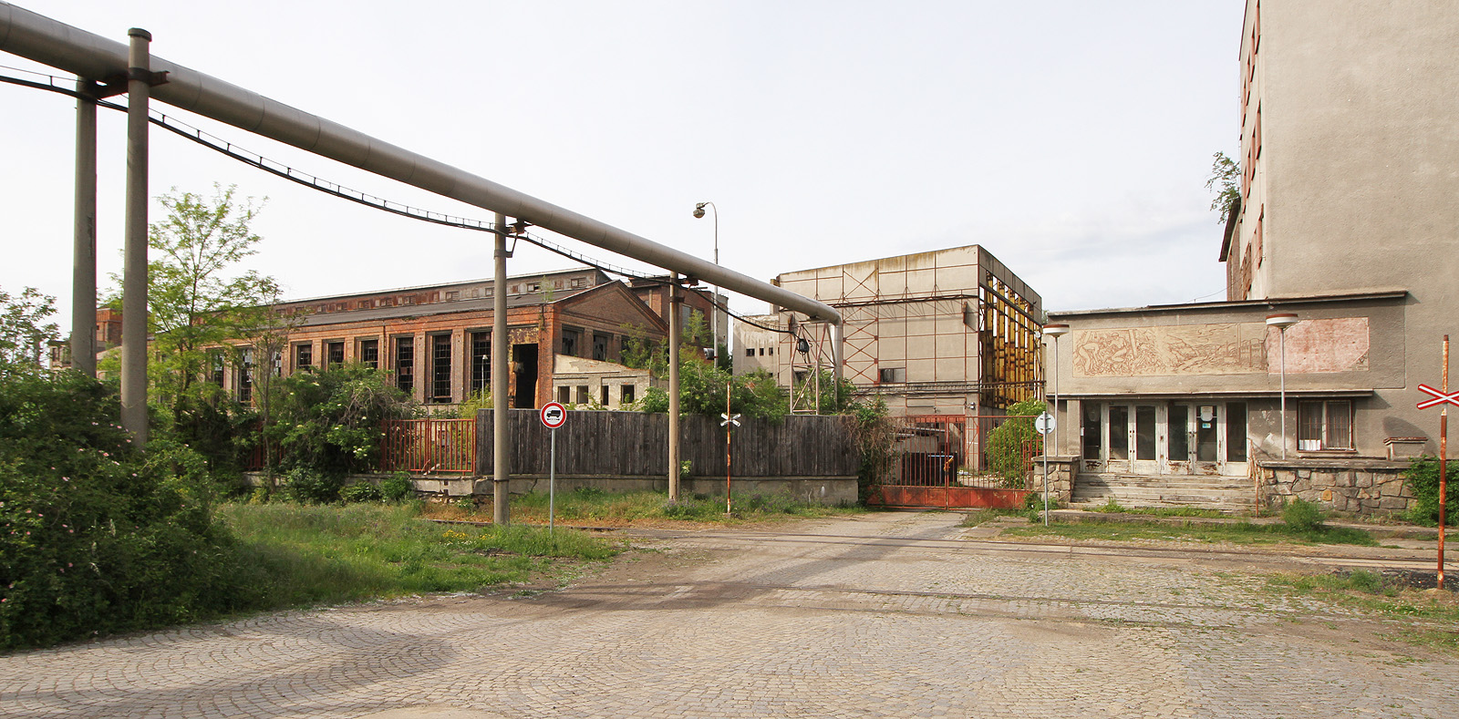 Zdejší dělníci byli semknutí pevněji než jinde a proto jejich zimní stávka z roku 1920 za svobodu tisku, shromažďování a lepší podmínky práce brzy začala vyvolávat u vlády obavy z možného vzplanutí revoluce po vzoru ruských bolševiků. Proti demonstrujícím zasahovala armáda a došlo i na vzájemnou střelbu mezi dělníky a vojáky, naštěstí ale nikdo zastřelen nebyl. Oslavany se tak staly ohniskem levicového dělnického hnutí, což bylo viditelně připomínáno po dobu socializmu (elektrárna byla dokonce v roce 1960 přejmenována na <i>Elektrárnu Prosincové stávky</a>).