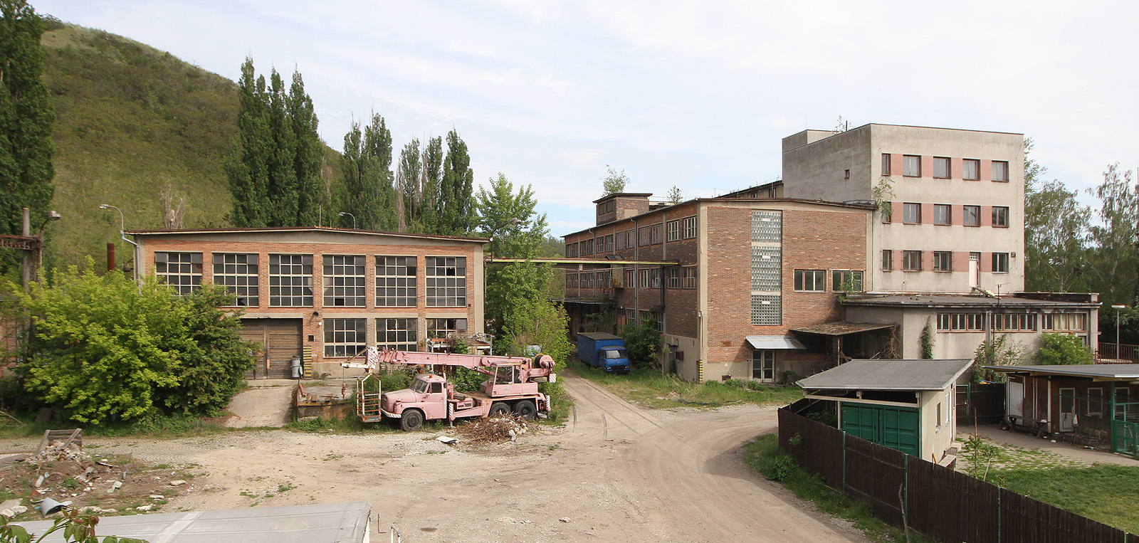 Do elektrárny jsme se vydali celkem dvakrát, poprvé už v květnu 2020, kdy tu ještě stál legendární růžový jeřáb Tatra.