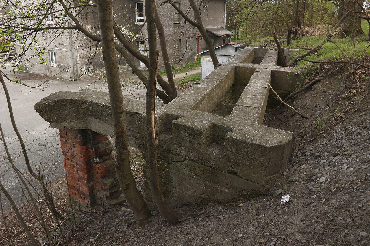 Před setměním se ještě přesunujeme do <a href="/Tema/Štramberk">Štramberka</a>, kde mám za lubem vyfotit pozůstatky úzkokolejky, jež spojovala nádraží s obřím lomem zakousnutým do úbočí kiopce Kotouče.