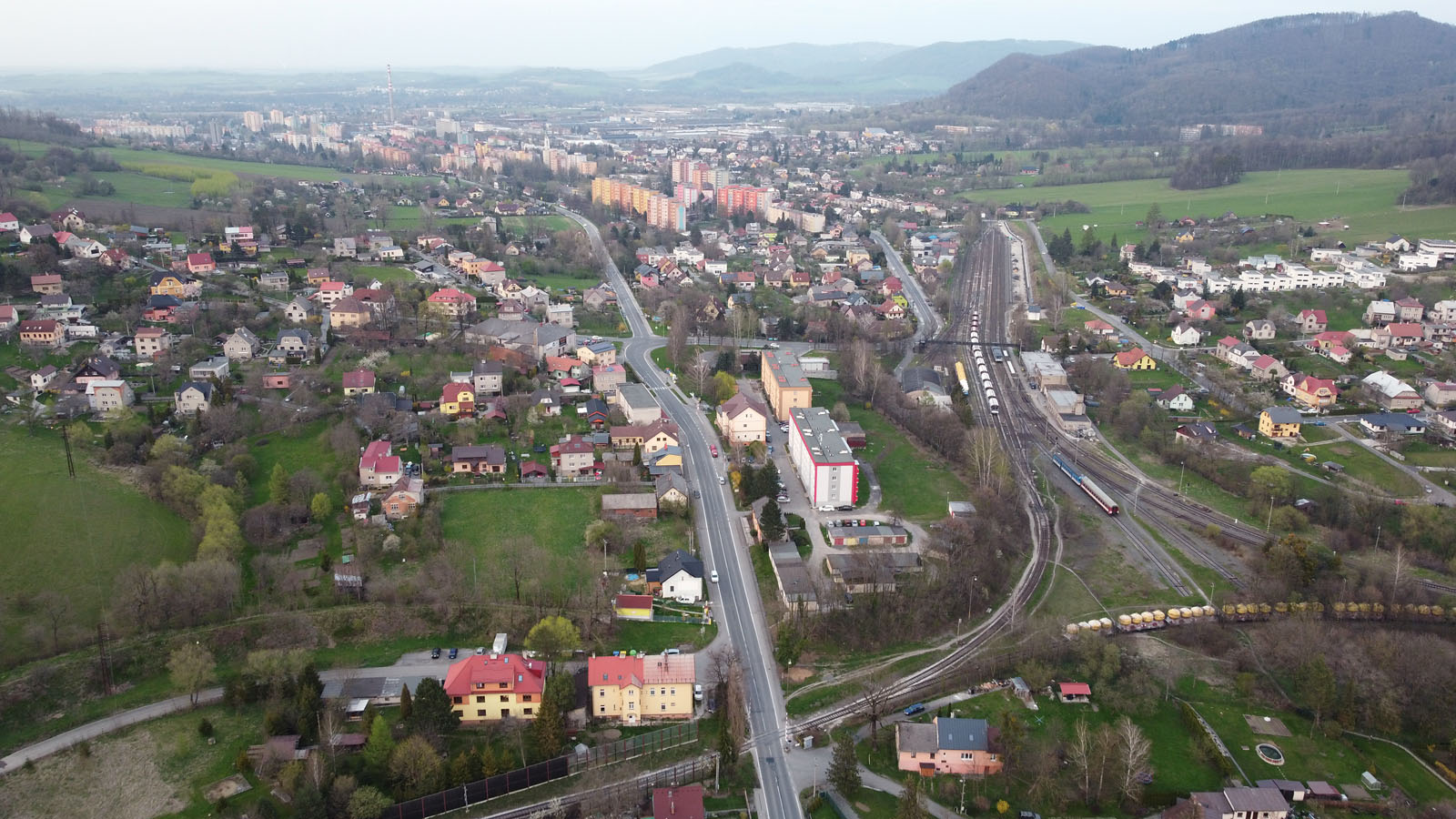 Pohled na Štramberk a Kopřivnici za soumraku.