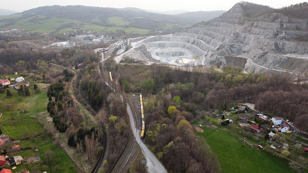 Lom Kotouč z dronu a koleje vlečky, která úzkokolejku nahradila.