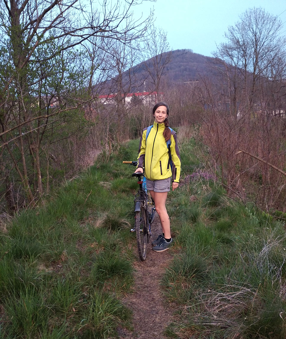 Loučím se s příjemně růžovou večerní Doubravkou a smuten mířím vlakem do Studénky. Do brna už se dnes nedostanu, ale aspoň to budu mít blíž na první vlak.