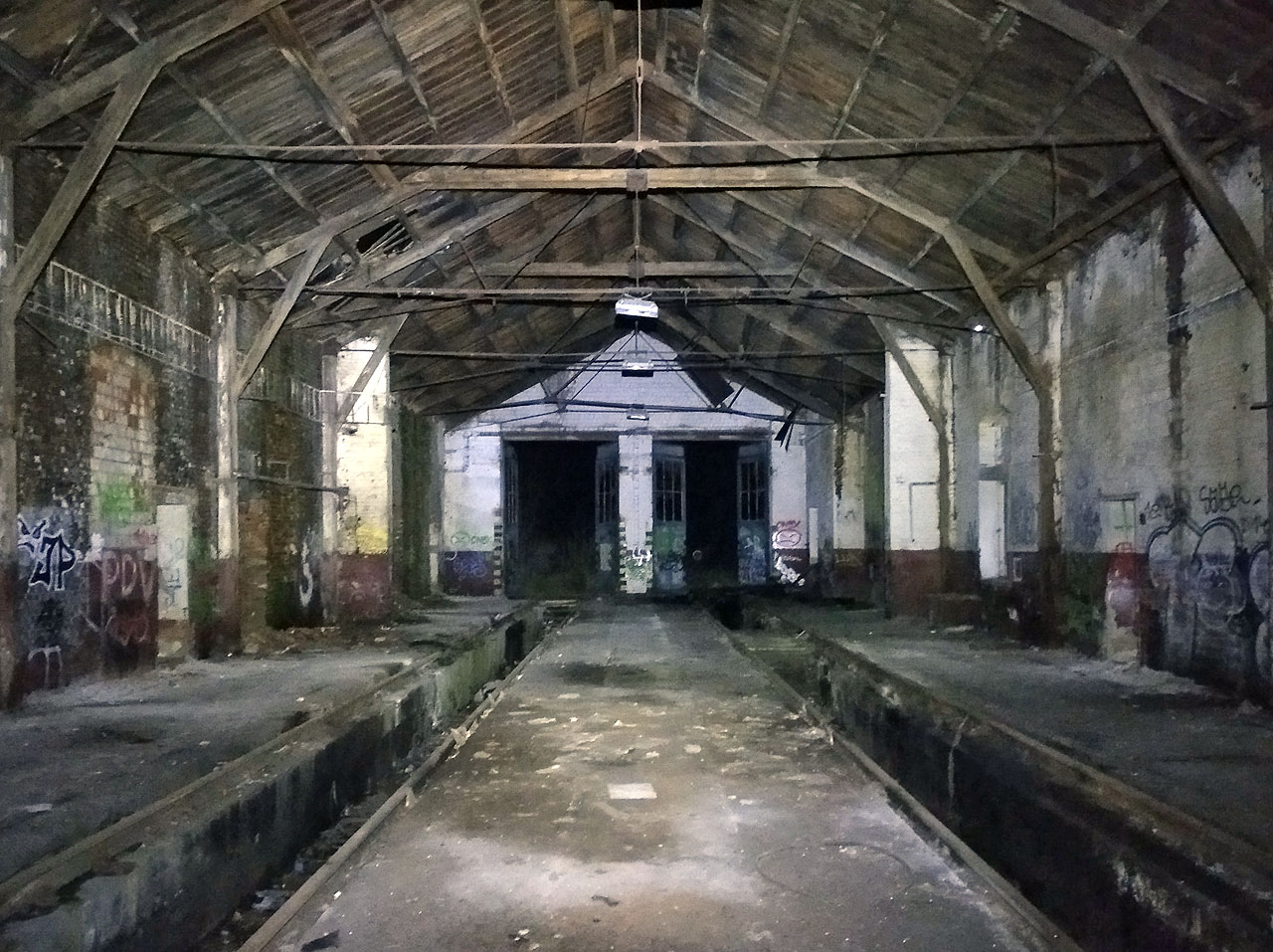 Opuštěná výtopna ve Studénce je sučástí „zadního“ nádraží na staré trati do Kopřivnice. Dnes z ní zbyly jen siré mosty přes Odru a pár dalších roztroušených staveb. Namísto železniční dráhy se totiž dnes prohání po vzletové a přistávací dráze mošnovského letiště letadla.