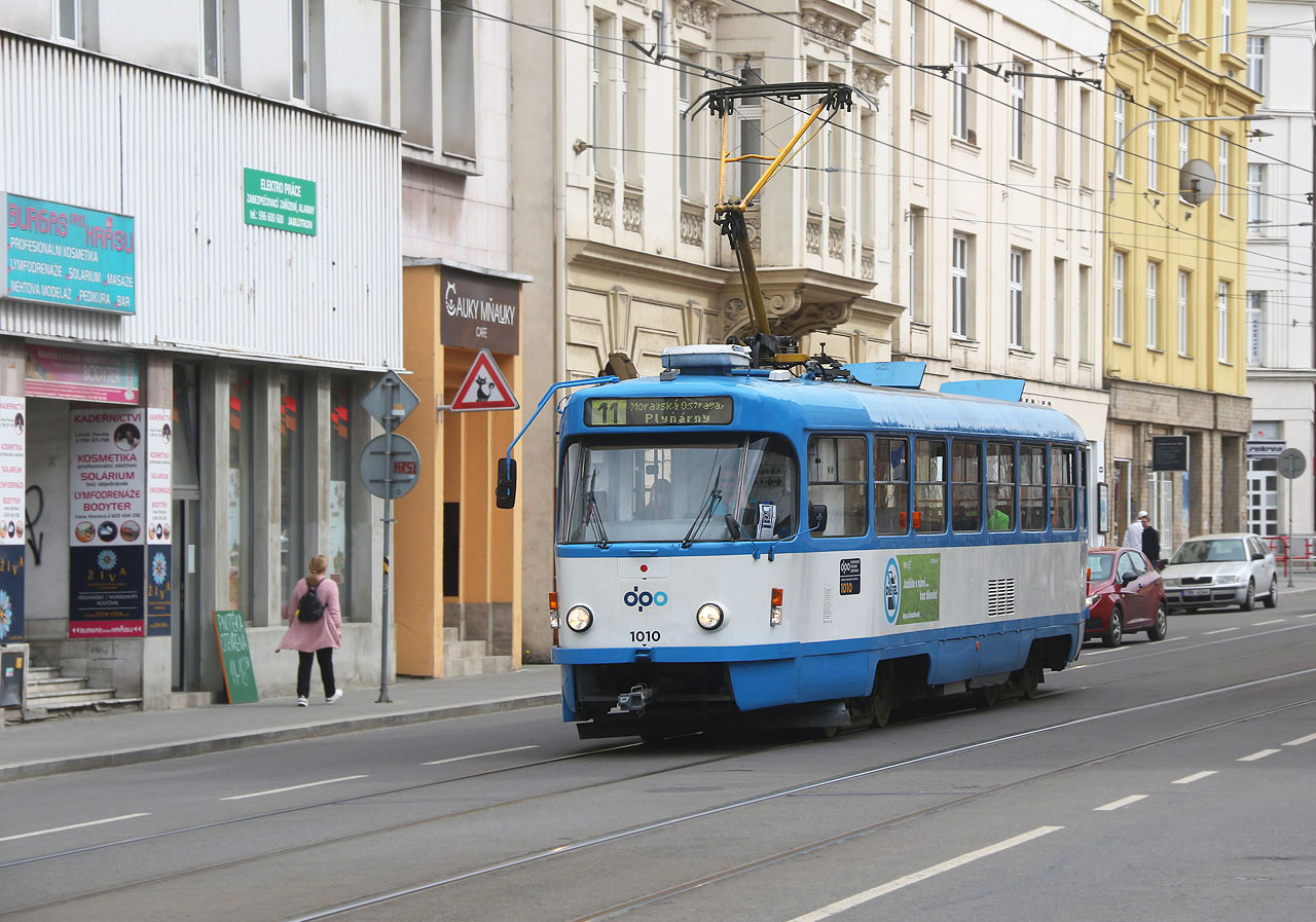 Protože to Doubí na kole trvalo trošku déle, než mně vlakem, rozhodl jsem se využít čas na focení modrobílých ostravských tramvají. T3 tu ještě pořád hrají prim a já jsem za to rád: pokud totiž nejde o nejhezčí tramvaj na světě, jde určitě o druhou nejhezčí tramvaj na světě!