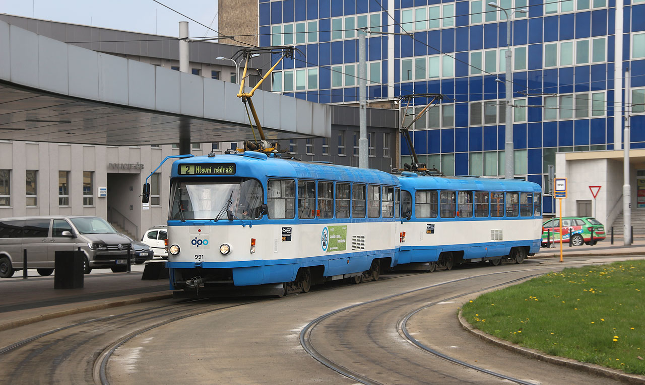 Ale málo to tu znám. A při focení jsem nedával pozor. A to se mně stalo osudným. Když Doubravka přijela, rozhodli jsme se zajet do centra. Ona na kole a já tramvají. Naskočil jsem do vozu na snímku, který měl otevřené dveře, a nevšiml jsem si, že cílová stanice je stále hlavní nádraží. Když se nápis změnil na <b>SLUŽEBNÍ JÍZDA</b>, bylo už pozdě, dveře byly zavřené a já odjížděl do vozovny. Nic nepomohlo dávání signálů ani mávání z vlečného vozu. Řidič nezastavoval a bez ohledu na cokoliv a kohokoliv ujížděl do vozovny u bývalých plynáren. Doubravka mě sotva stačila sledovat a ven jsem se dostal až po nepříjemné potyčce s hlídačem, který mě považoval za černého pasažéra.