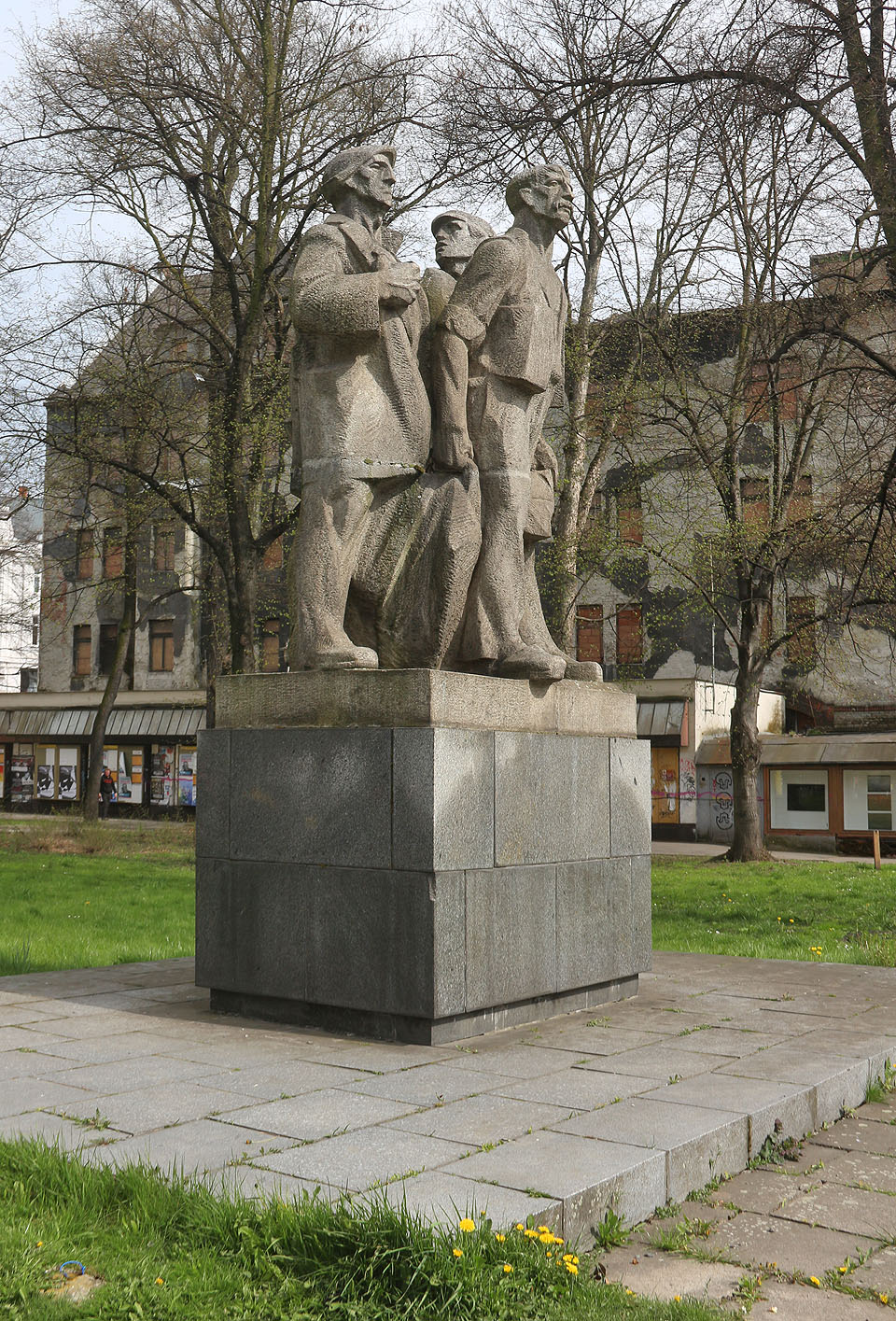 Minulý týden jsem <a href="/clanek/627">v Oslavanech zaznamenával děj dělnické stávky v roce 1920</a>, teď mě nohy zavedly k pomníku stávky na dolu Trojice z roku 1894. Za požadavek na osmihodinovou pracovní dobu tu tehdy 12 dělníků zaplatilo životem. Pomník z roku 1965 vytvořili Blažej Heiser a Otto Cienciala (pravděpodobně s osmihodinovou pracovní dobou).