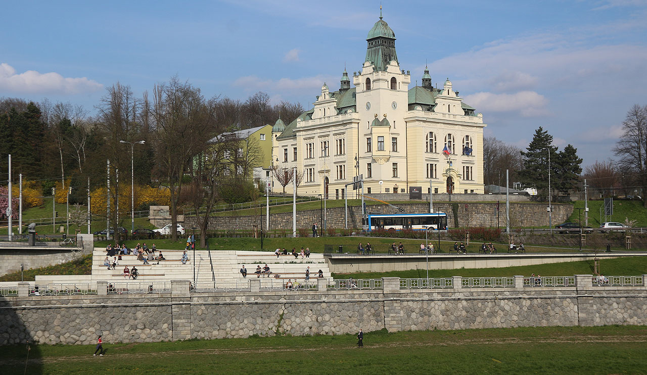 Pohled na Slezskoostravskou radnici od Sýkorova mostu. Pomalu docházím k závěru, že jedno odpoledne v Ostravě konverguje svojí schopností umožnit mně poznat město k nule.