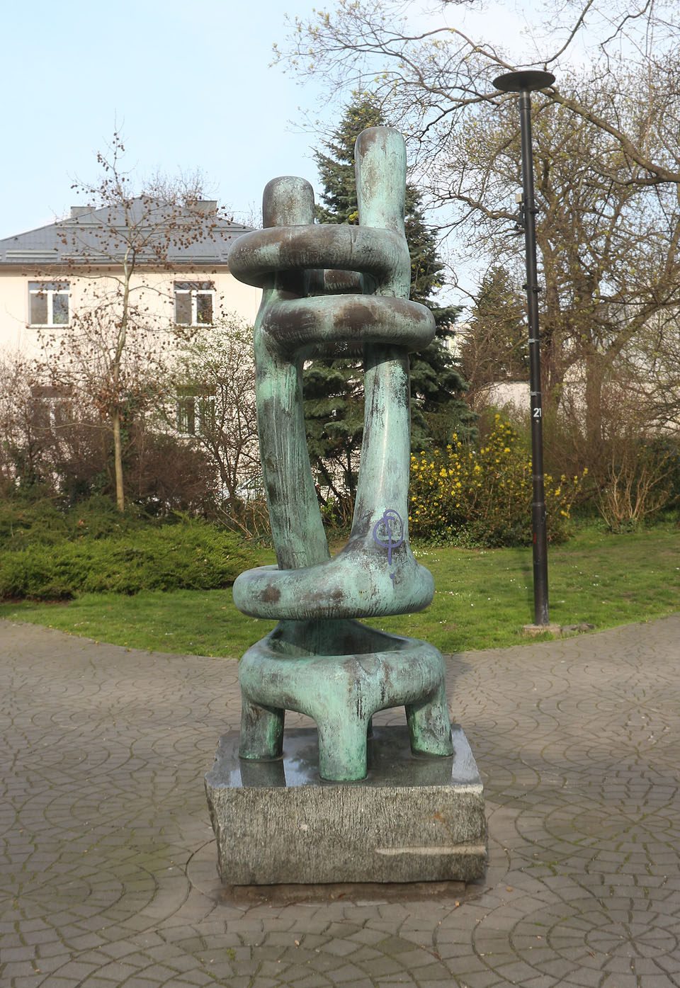 Socha Milenci je vertikální obdobou sochy Dvojice, kterou dobře známe z nádvoří Přírodovědecké fakulty Masarykovy univerzity u nás v Brně. Obě jsou dílem před desetiletím zesnulého Mariuse Kotrby.