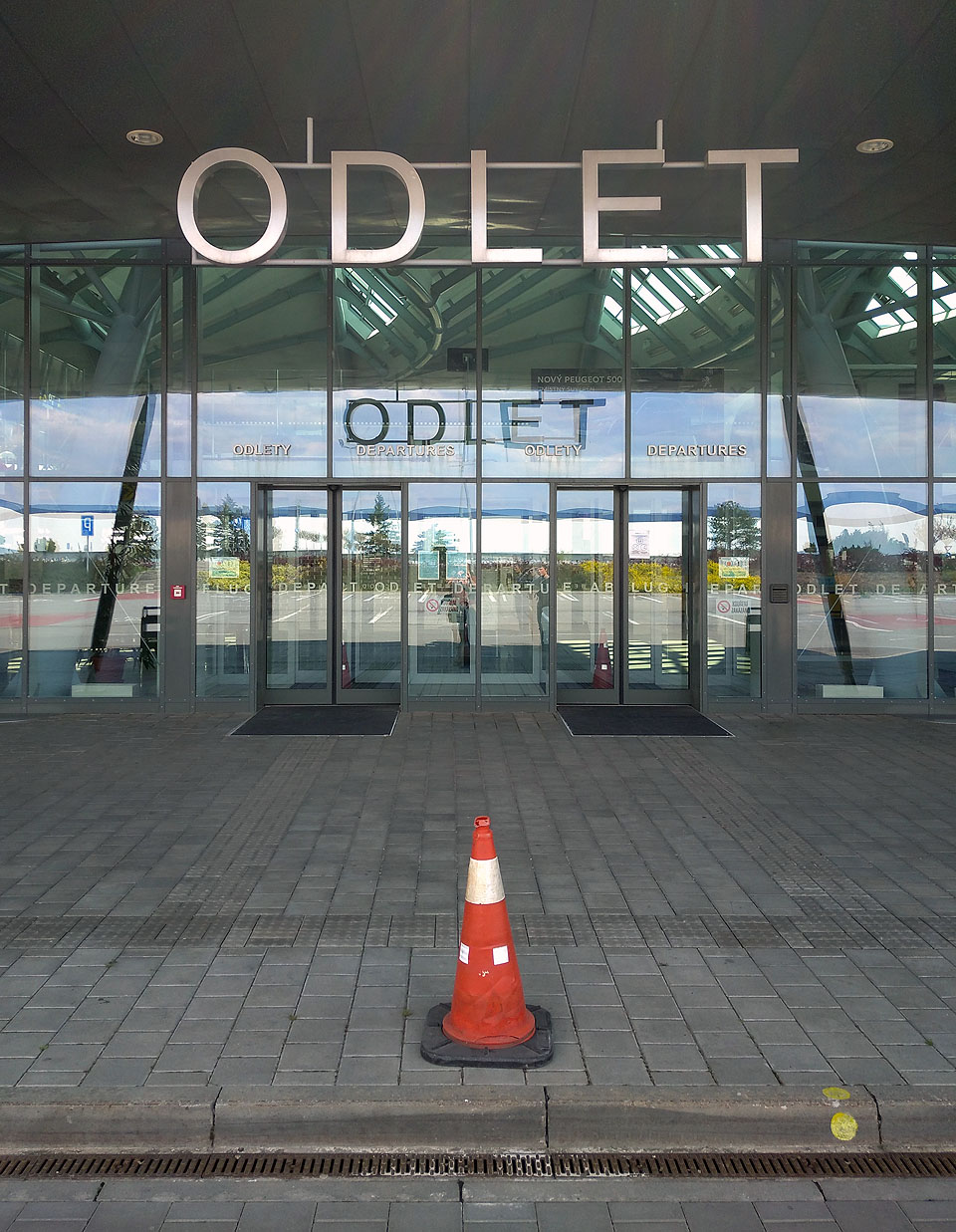 Tak tedy odlet! Jako výchozí bod svého letu na Munu jsme zvolili brněnské letiště v Tuřanech. Naposledy jsem odtud letěl do Bergama, teď to tedy budou Mikulovice. Ochotným pilotem, kterému tímto veřejně děkuji byl kennyho kamarád Martin z Prahy, který za slušnou cenu (3000 Kč/osoba) nabídl svezení mně a jednomu kamarádovi. A protože Doubravka se učí na maturitu, stal se tím vyvoleným ¥.