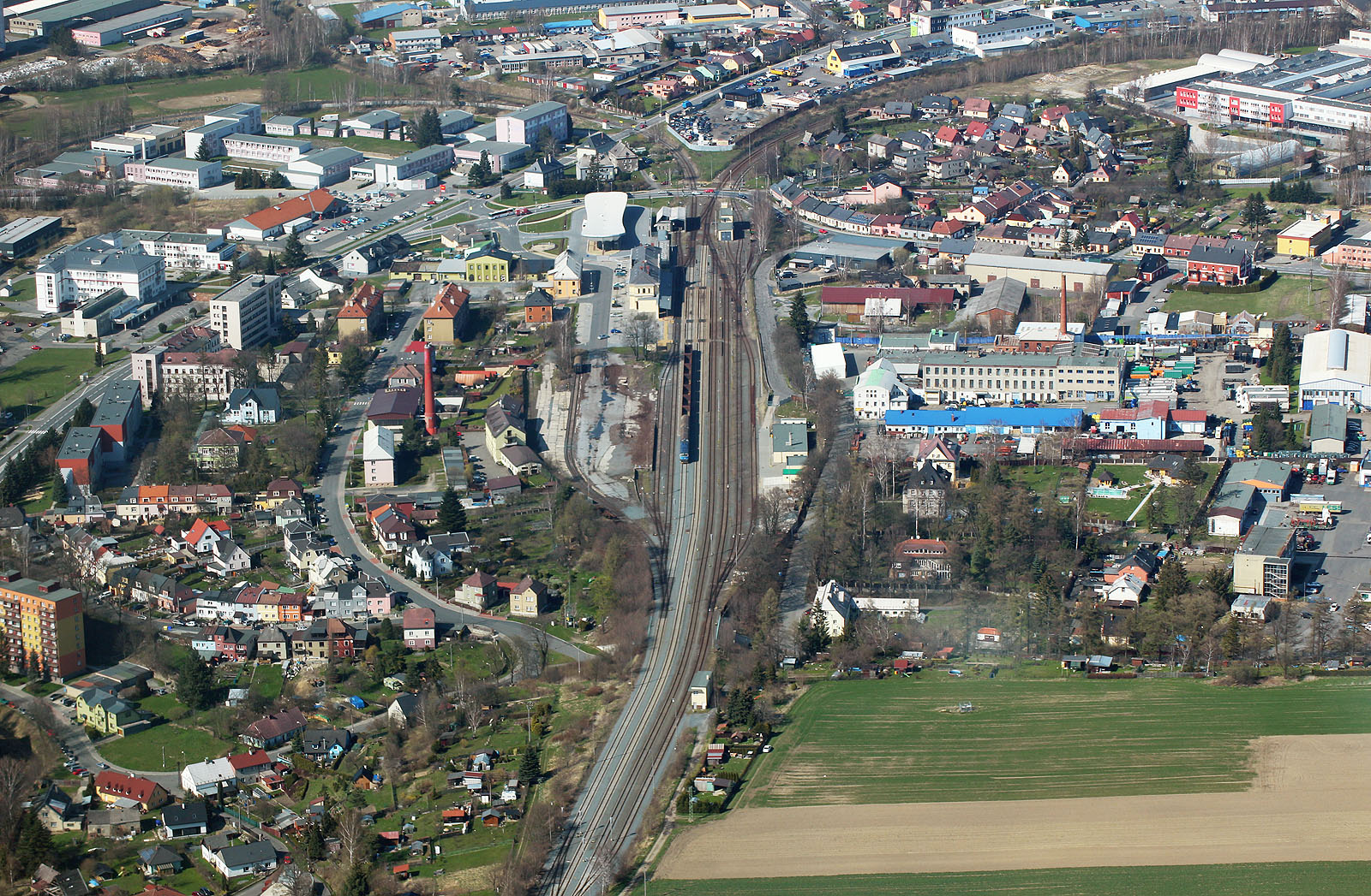 V Bruntále na nádraží čeká na povolení k odjezdu nákladní vlak ČD Cargo ložený dřevem z kůrovcové kalamity posledních let.