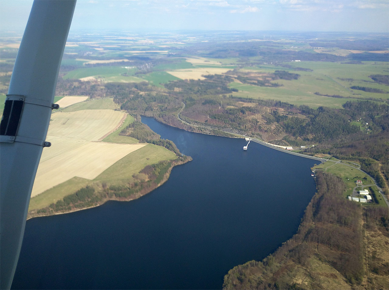 U přehrady Slezské Hraty se nachází stejnojmenné letiště LKHART. My ale fotíme Karolíně její rodnou Razovou a pokračujeme směrem na severozápad.