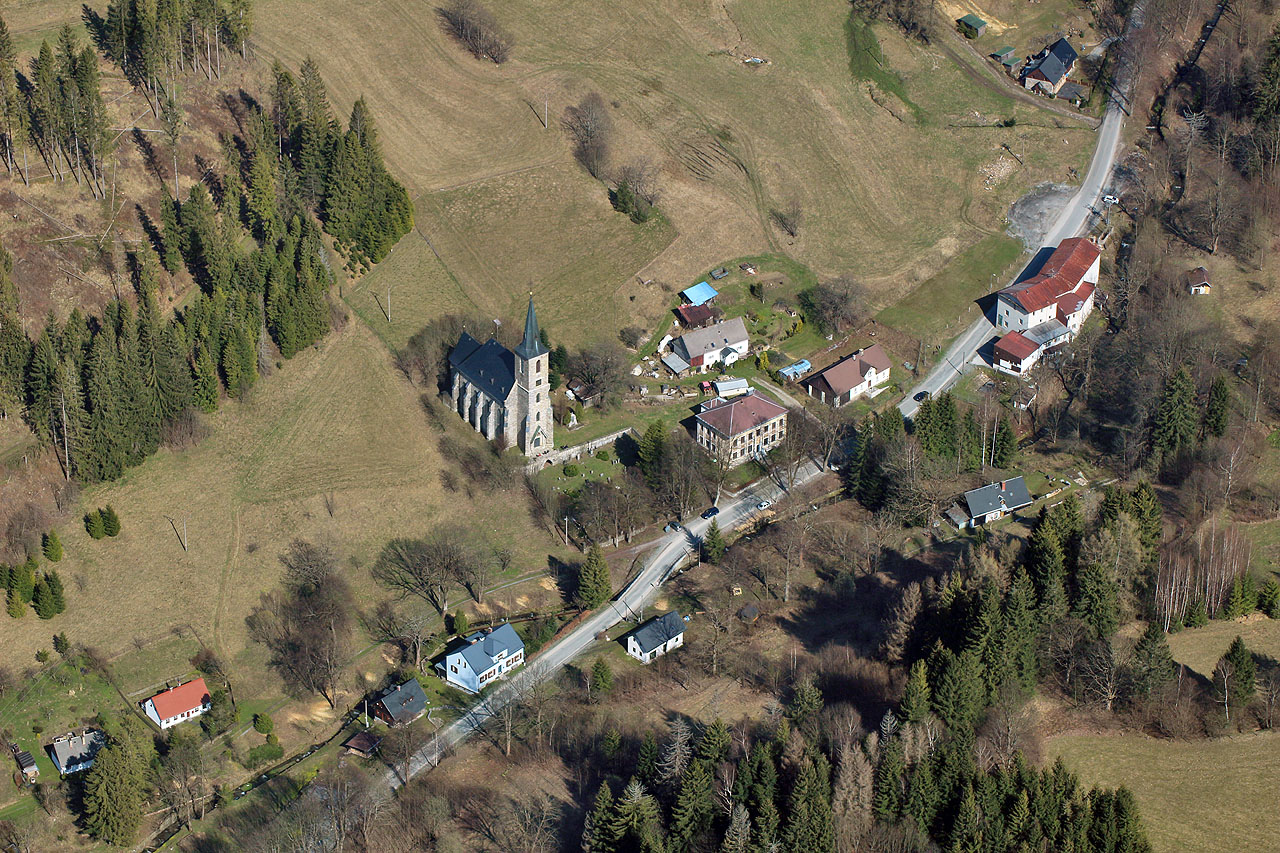 Kostel sv. Jana Křtitele v Horním Údolí působí svou velikostí a spanilostí v malé horské vesničce (části města Zlaté Hory) až nepatřičně. Letiště v Mikulovicích je blízko hranice a protože do Polska dnes nesmíme, musíme si naletět víc k jihu.