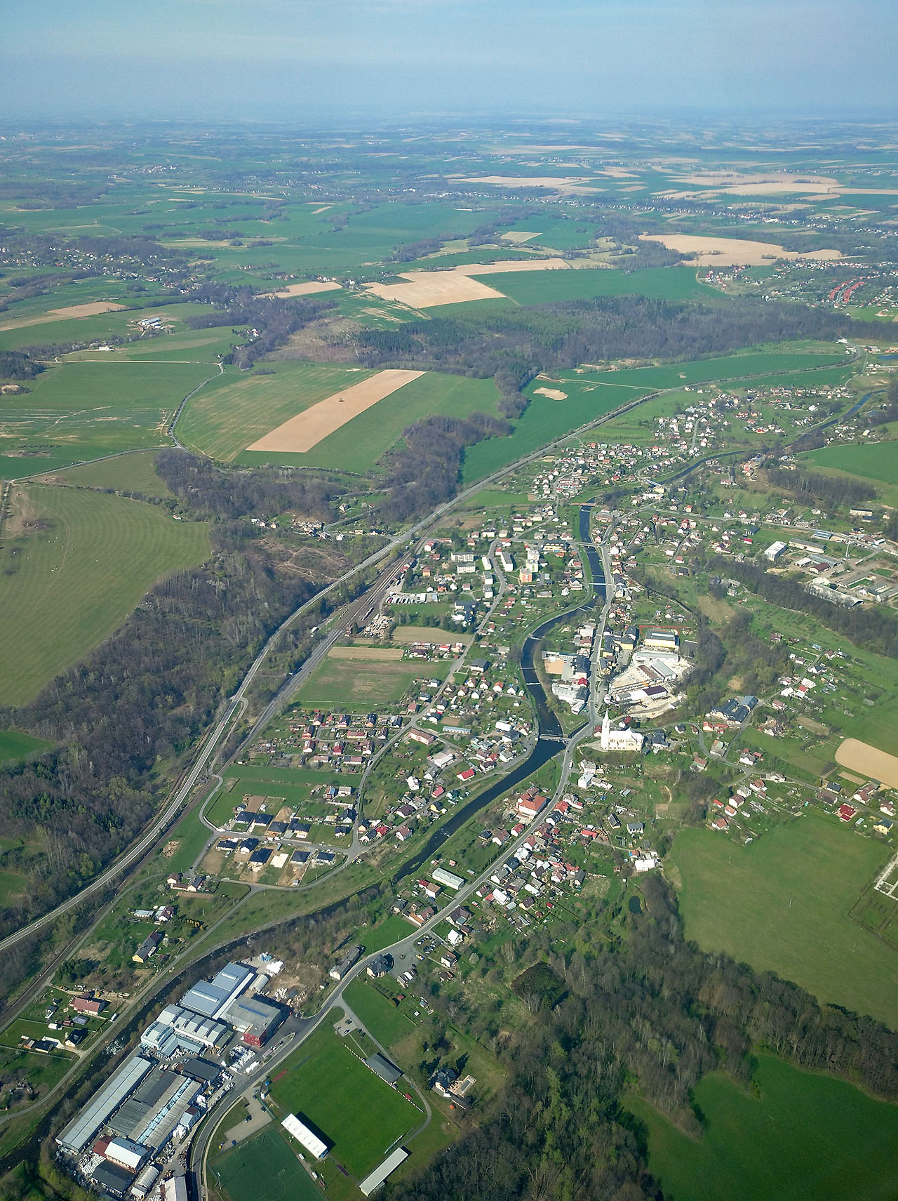 Pohled na naše milované Mikulovice od jihu. Poprvé si uvědomujeme, že centrum obce leží vlastně na ostrově.