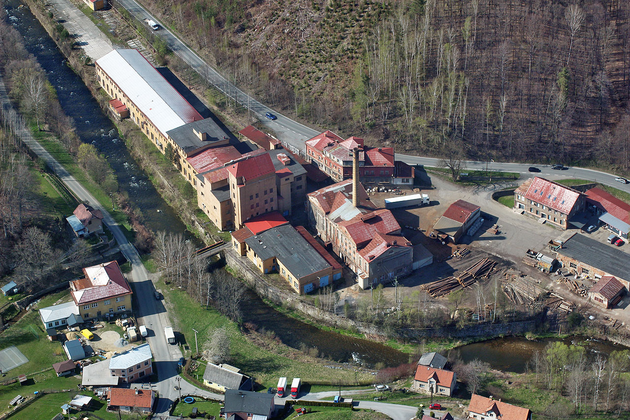 O <a href="/Tema/Papírna a celulózka Písečná">bývalé papírně v Písečné</a> jsem psal před léty <a href="/Tema/Papírna a celulózka Písečná">samostatný článek</a>. Součástí areálu byla též uhelná <a href="/Tema/Elektrárna a teplárna Sandhýbl">elektrárna Sandhýbl</a>, ve své domě snad třetí největší na Moravě.