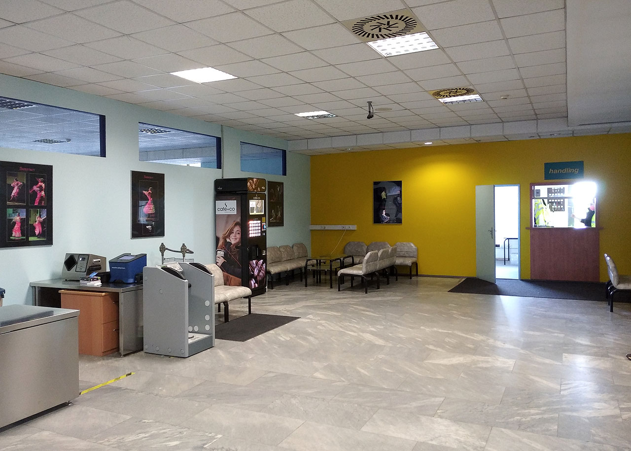 Z brněnského letiště jsem už letěl několikrát, vždy ale šlo pouze o lety ze standardní odletové haly. Tentokrát jsme na Martina čekali ve VIP salónku, který se používá pro soukromé lety. Odtud létají politici a majitelé soukromých tryskáčů. Čekání si můžou ukrátit výbornou kávou z automatu za 10 Kč.