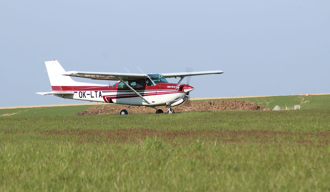 Martin s Kennym startují a za chvíli už jen máváme změnšující se tečve na obloze. Díky, dobrý let!