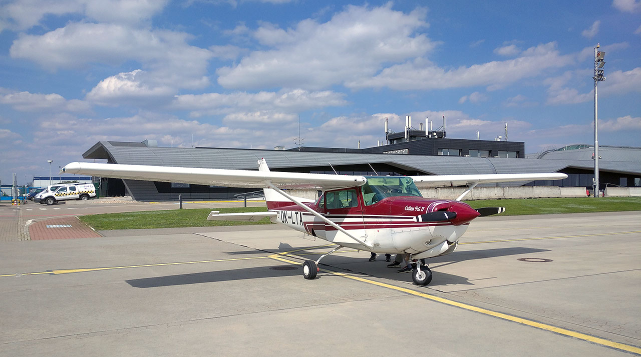 A už je to tady! Martin přistává s krásnou Cessnou OK-LTA Aeroklubu Letňany, který je o něuvěřitelných 5 let starší než já sám. Trošku to skřípe, občas něco malinko drhne, ale prý to už přes 40 let létá jako nové.