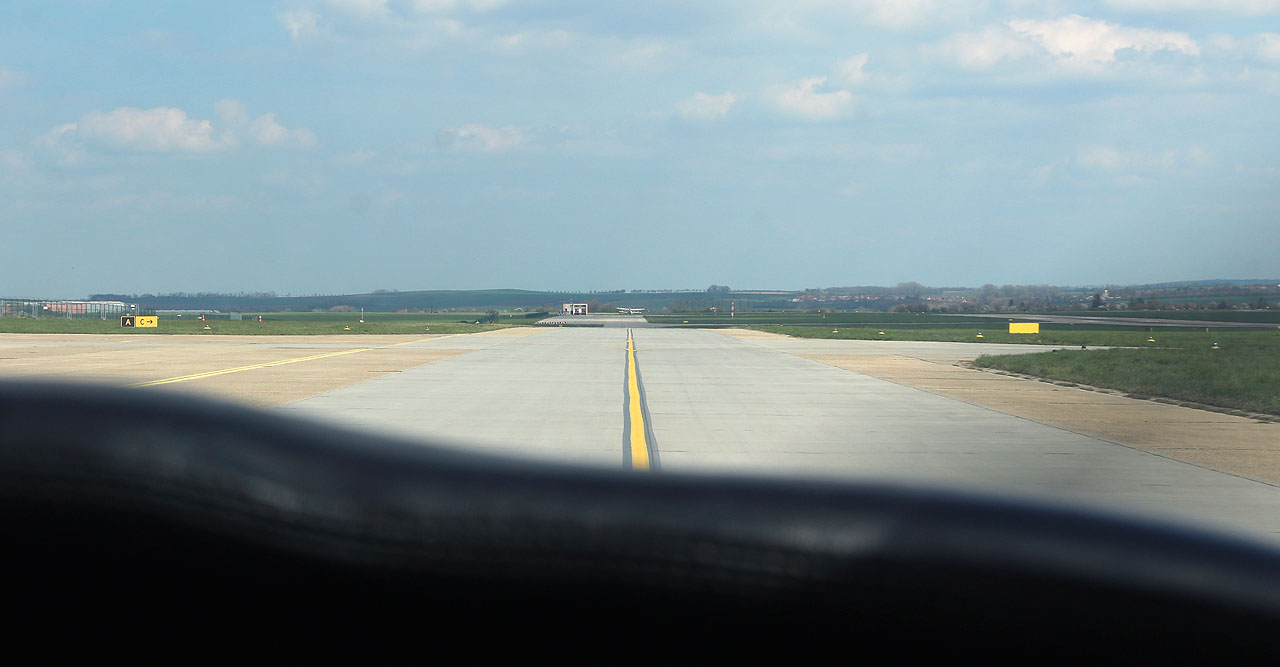 Pojíždíme na vzletovou dráhu. Rozjezd byl dlouhý a zdálo se mně do poslední chvíle, že se od betonu včas neodlepíme. Proklínal jsem sám sebe, že jsem si na Munu nesbalil lehčí batoh, vždyť jsem klidně mohl spát v erárním spacáku! Nakonec jsme se ale těžce zvedli a houpavými skoky se dostali i na letovou hladinu 300 m.