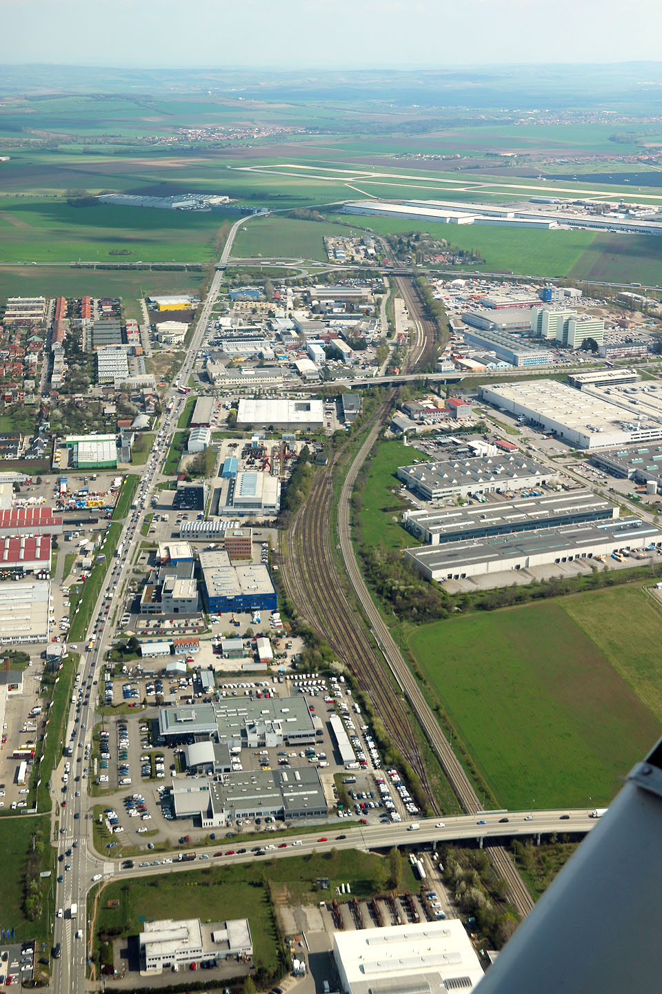 Když jsem si uvědomil, že jsme přežili vzlet, začal jsem se kochat a fotit. První výhled se naskytl na <a href="/tema/Brno-Slatina (žst)">nádraží Brno-Slatina</a>.