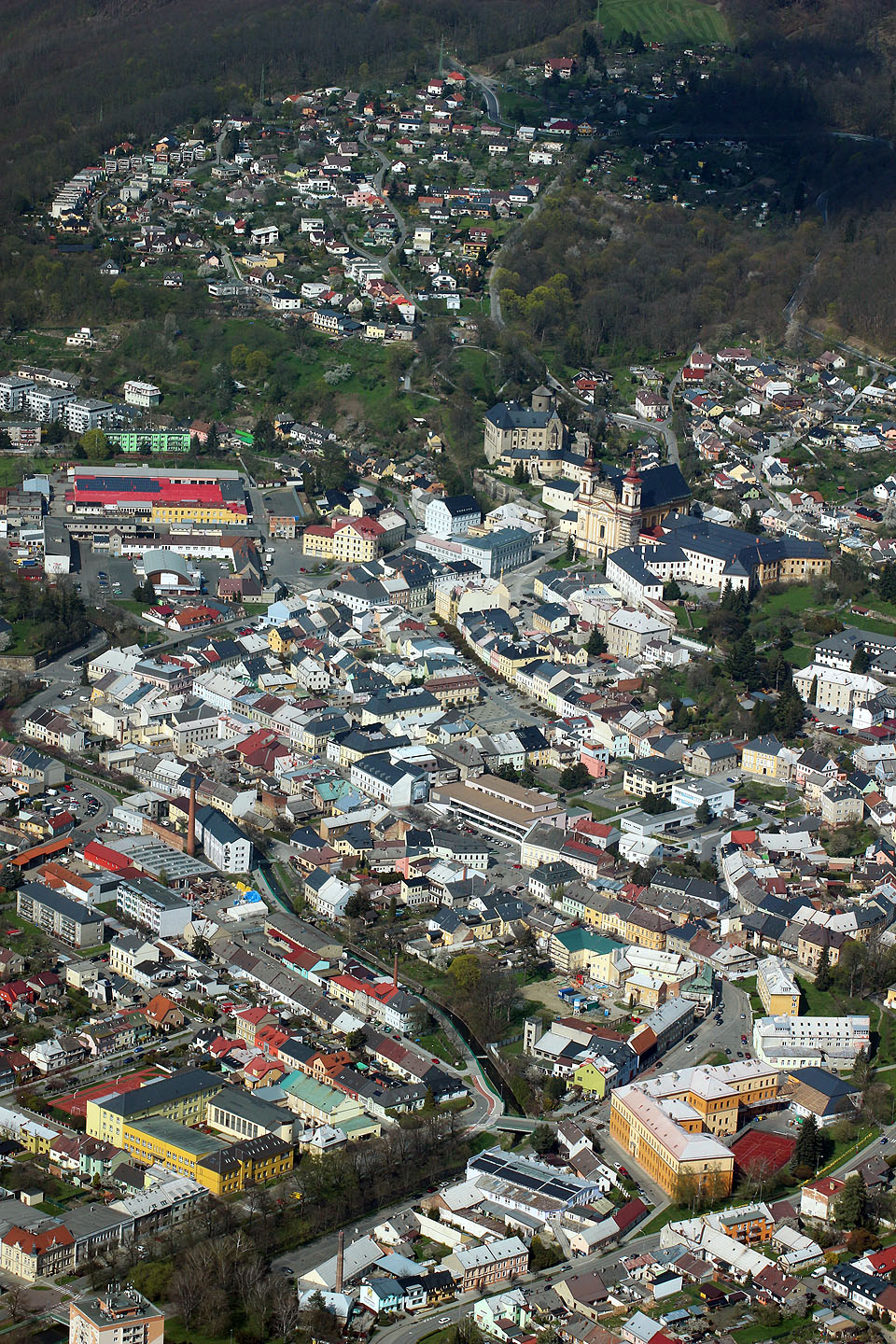 Ve Šternberku končí červené střešní tašky z pálené hlíny a začíná sudetská černá břidlice.