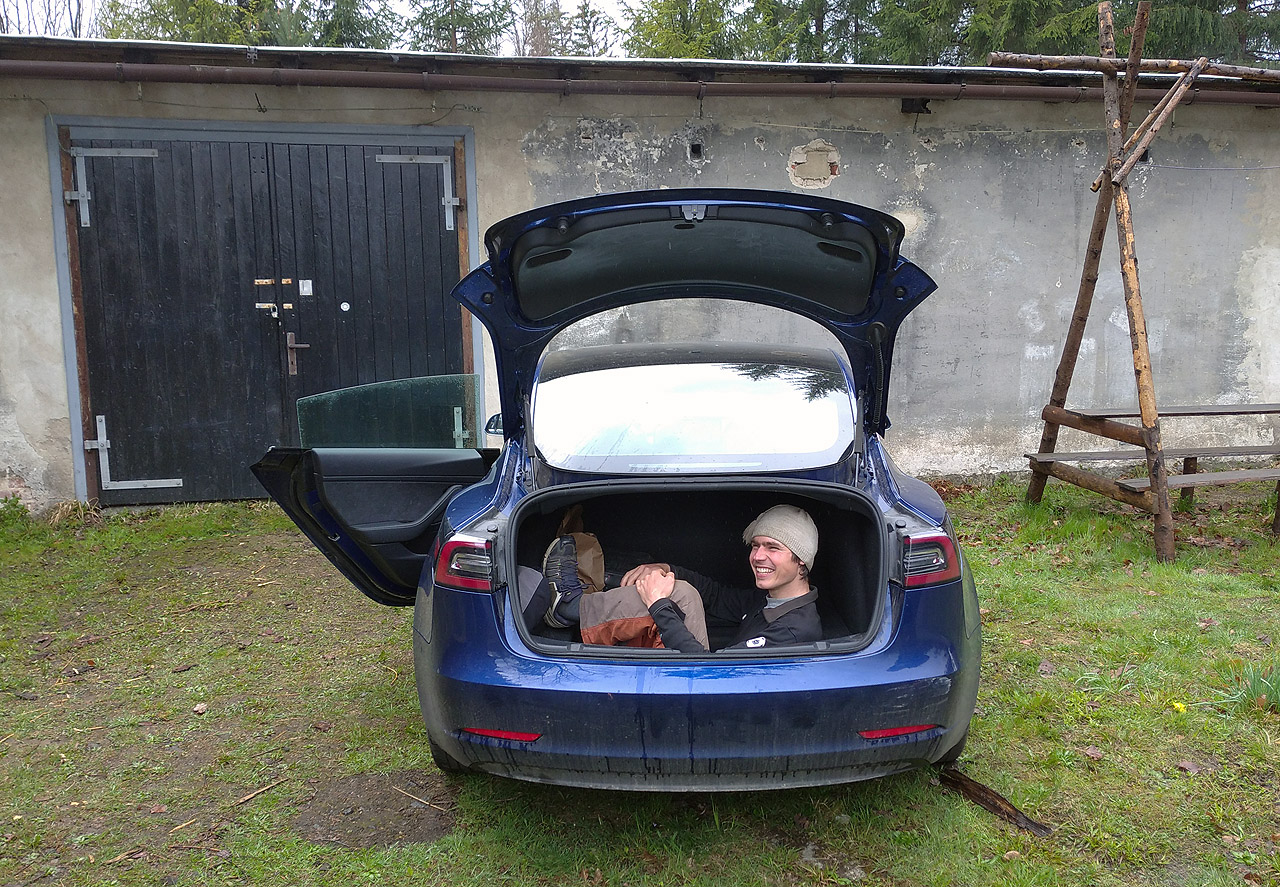 Na Munu se dá přicestovat všelijak. Důkazem, že Tesla 3 má docela velký kufr, je, že v něm přijel ¥ s úsměvem na tváři.