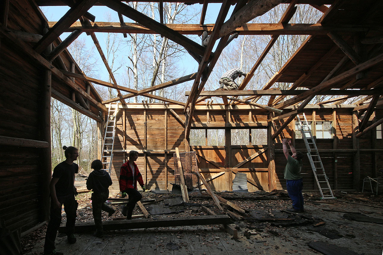 Plůvodně jsme mysleli, že odstraníme jen malé prohnilé kousky střechy. Nakonec z toho ale byla plocha středně velkého bytu.