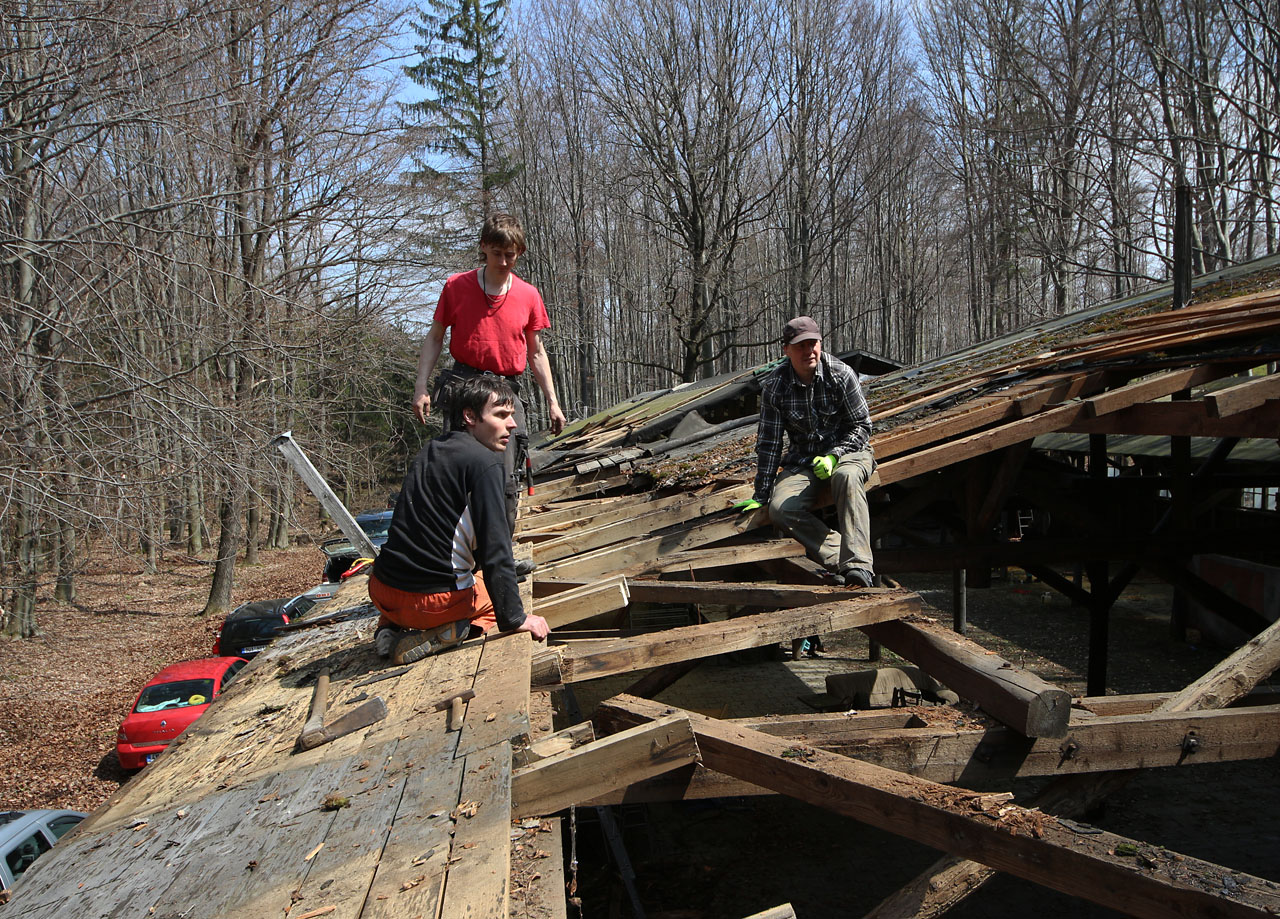 ¥, Ježek a Streja Vláček v němém úžasu nad tím, kolik jsme toho zničili a během dvou dní budeme muset opravit.