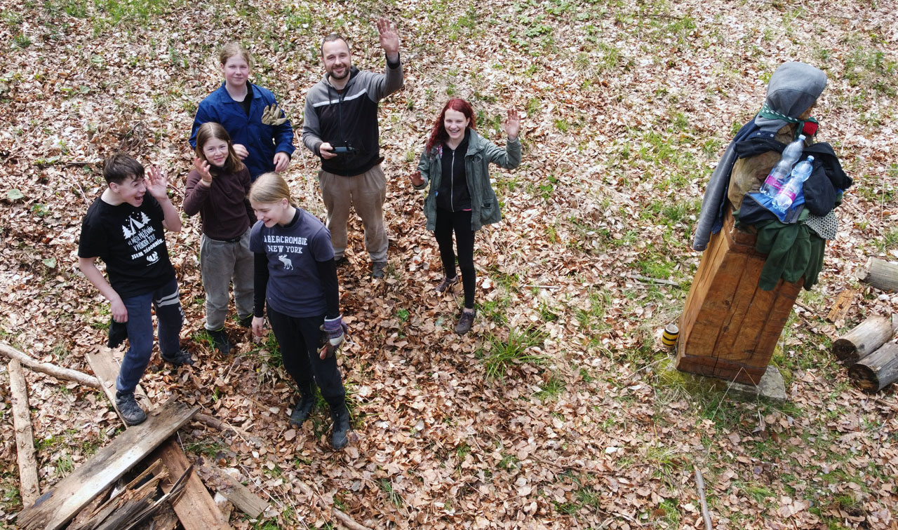 Máváme na dron, zatímco Hawkeye Pierce v šátku se tváří nezúčastněně.