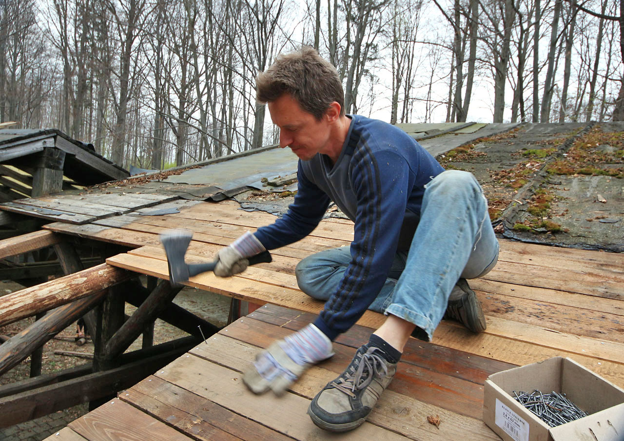 Vojtovi se práce se dřevem a na střeše zalíbila. Tehdy to ještě netušil, ale o dva roky později se začal skutečně učit tesařem.