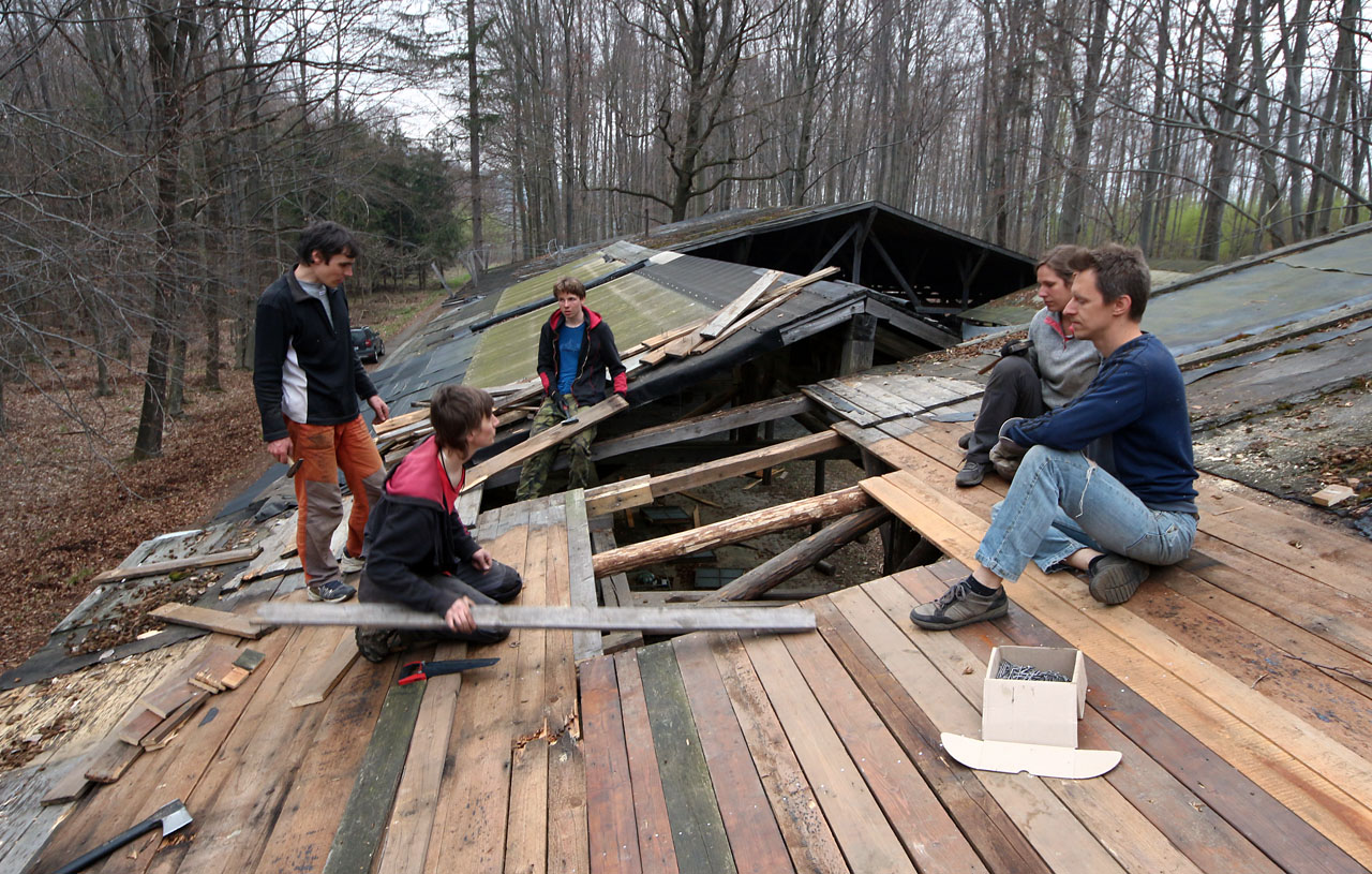 Pozdní večer to ještě nebyl, ale První máj ano. A my jsme sotva pokryli první část střechy.