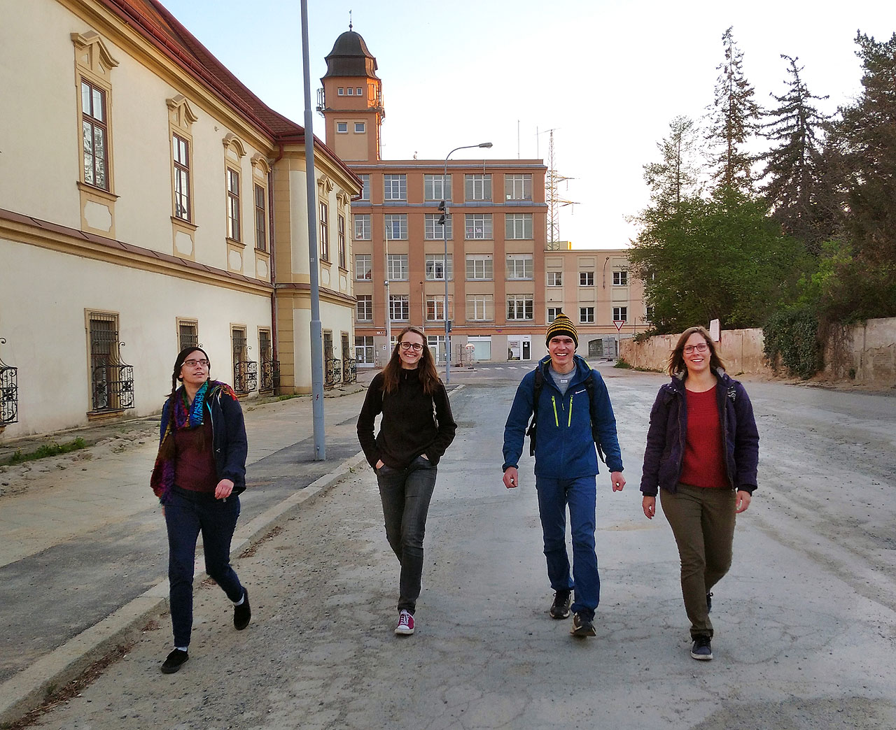 Holky z naší školky (i když tedy vůbec není jasné, které): Matka představená, Janča, ¥ a Hanka. Kráčíme k bývalé vrátnici bývalé <a href="/Tema/Zbrojovka Brno">Zbrojovky</a>.