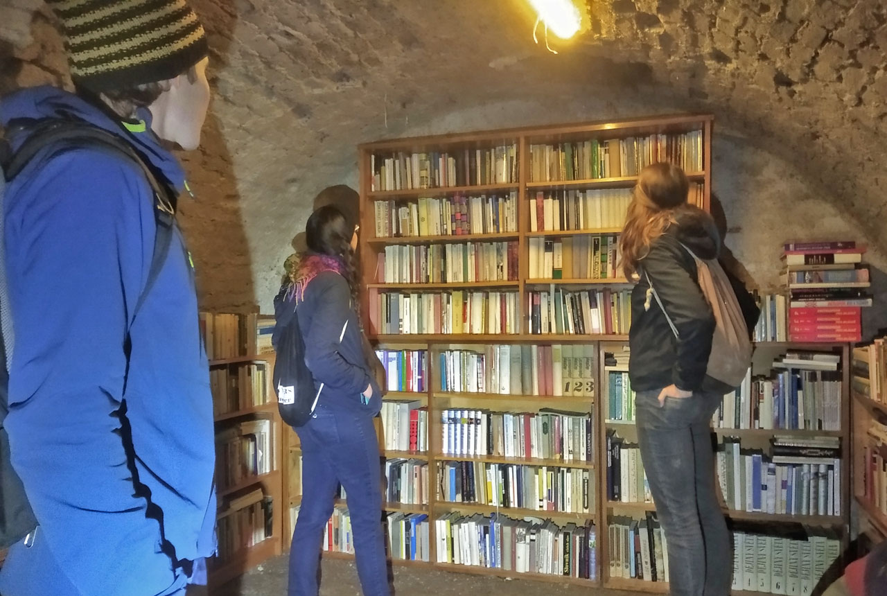 Vyvrcholením hry a vysěným cílem, kterého jsme dosáhli těsně po půlnoci, byla podzemní knohovna za Kafarou v Obřanech. Poměrně stylový sklep byl doslova naplněn knihami všeho druhu a tajuplným zařízením z ladkovy dílny, které přehrávalo stínadelský příběh, který jsem já napsal a hráči jej na pokračování četli.