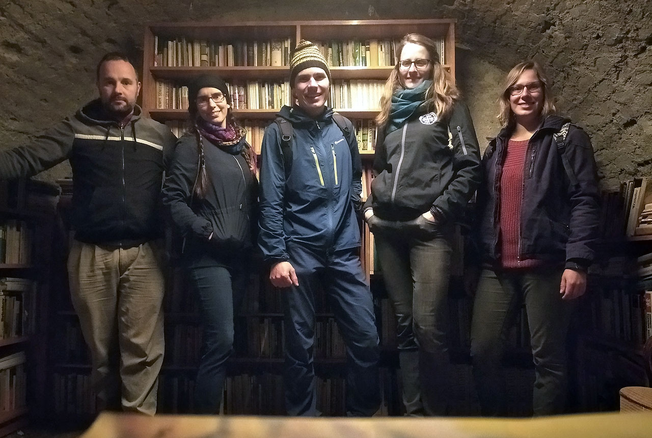 Holky (a kluci) z naší školky se loučí a jdou na rozjezd na Obřanský most.