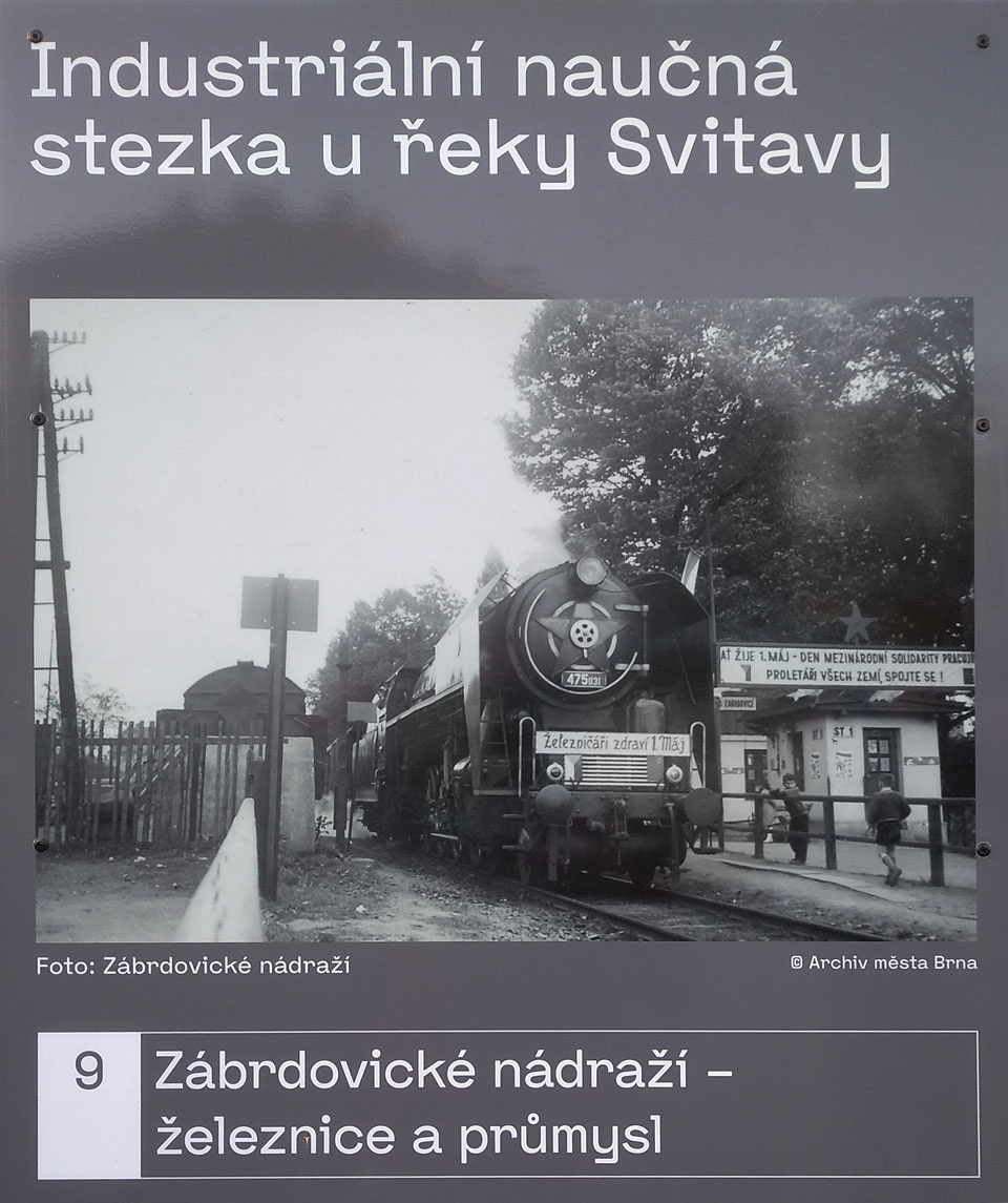 Nedávno se prakticky ve stejné trase, po které jsme šli, rozběhla po břehu řeky taky industriální turistická stezka s hezkými fotkami továren nebo třeba zaniklé <a href="/Tema/Brno-Zábrdovice (žst)">železniční stanice Brno-Zábrdovice</a>.