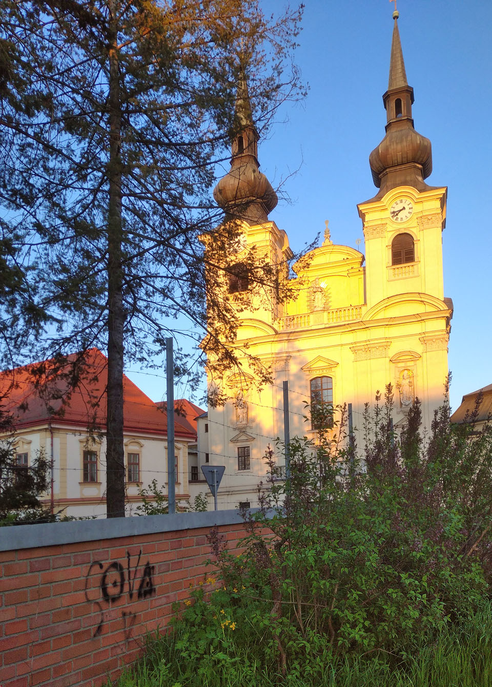 Trasa hry vedla i okolo Sovova vlastnoručního podpisu na zdi za farou u kostela Nanebevzetí Panny Marie.