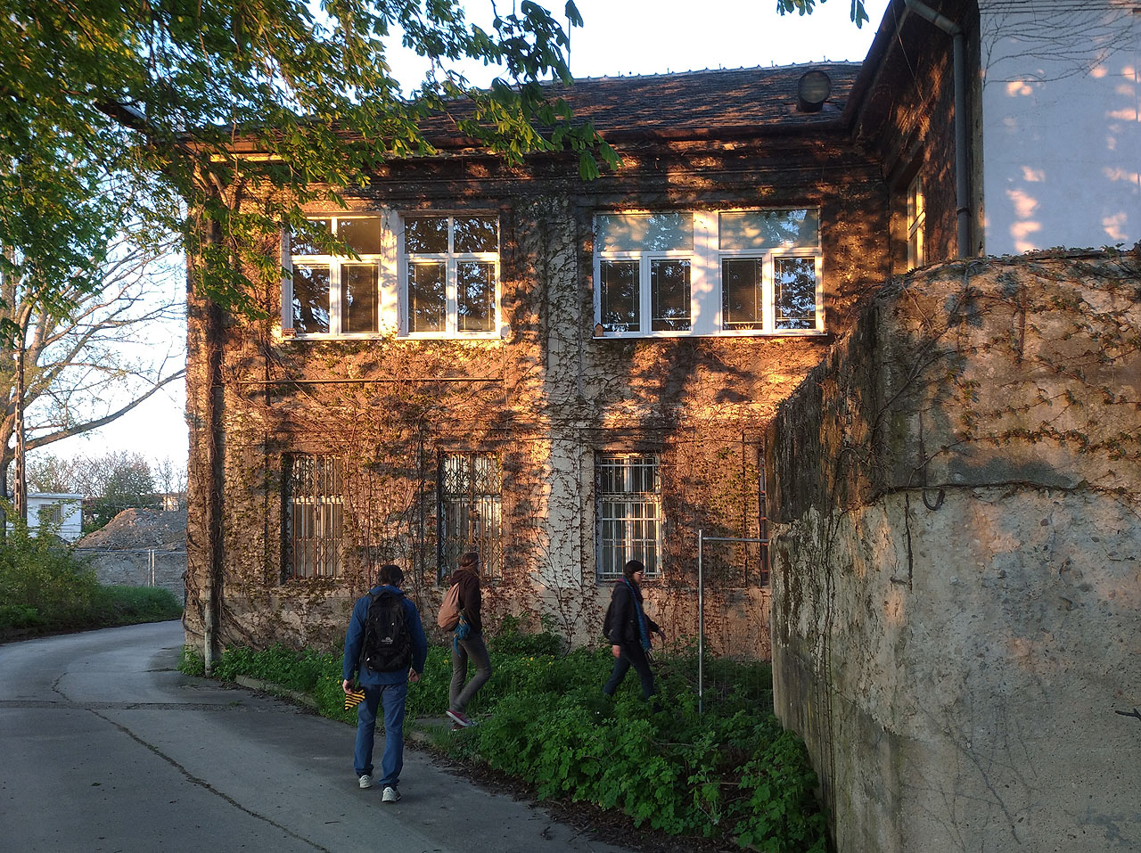 Příjemné zákoutí nabízela v roce 2021 ještě i závodní poliklinika Zbrojovky, zbouraná takřka přesně o dva roky později, společně s přilehlým protileteckým krytem.