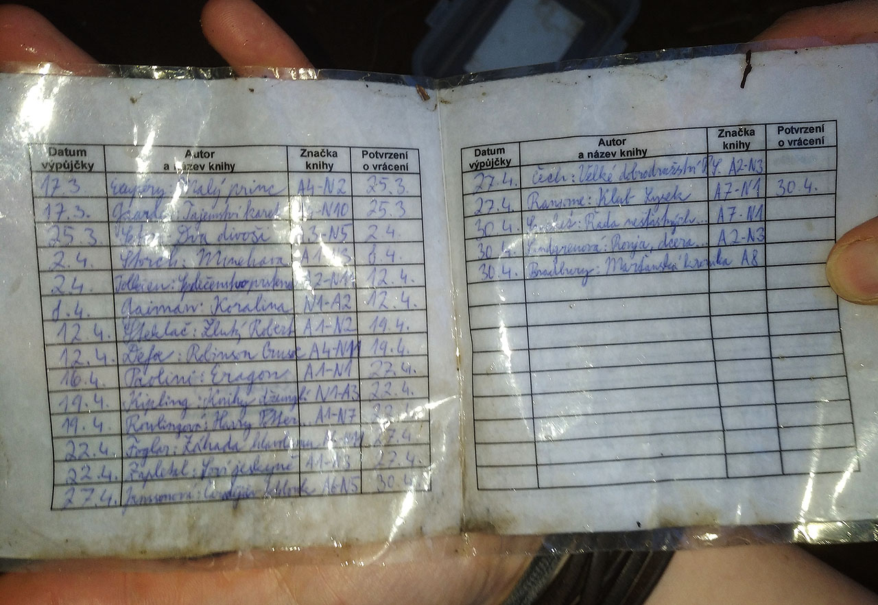 Fiktivní průkazka do knihovny se sice tituly časově míjela se zasazením příbehu nebohého Tondy do Stínadle, nicméně poznali jsme v ní rukopis autorů hry. V hlavní roli tu byly knížky, které v době, kdy se měl příběh odešhrávat, ještě neexistovaly.